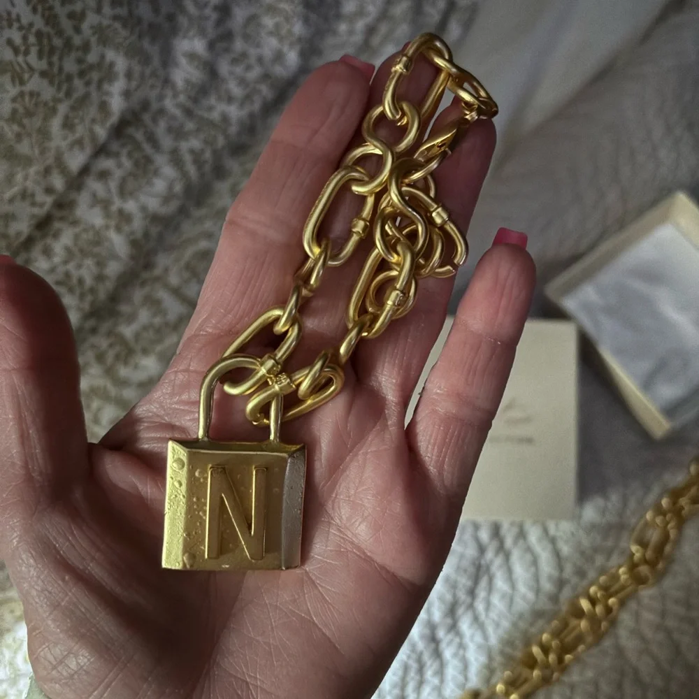 Bold lock, golden colored jewelry, brand new with box. Necklace and bracelet - Picture 1 of 5